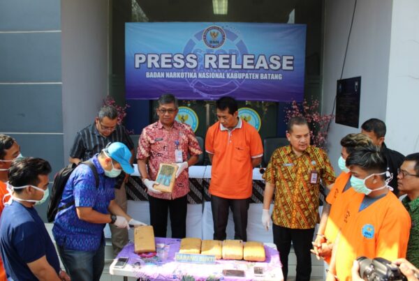 BNN KABUPATEN BATANG TANGKAP KURIR GANJA 6 KG DI TOL BATANG
