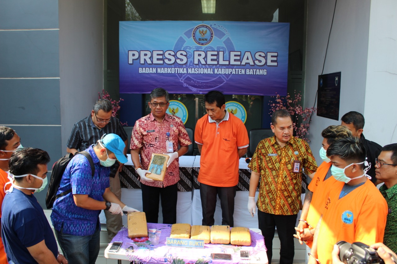 BNN KABUPATEN BATANG TANGKAP KURIR GANJA 6 KG DI TOL BATANG