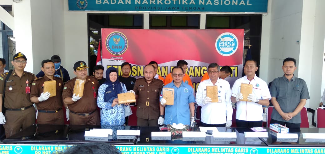 BNNP JATENG DAN BNNK BATANG MUSNAHKAN BB NARKOTIKA HASIL UNGKAP KASUS BNNP JATENG DAN BNNK BATANG MUSNAHKAN BB NARKOTIKA HASIL UNGKAP KASUS