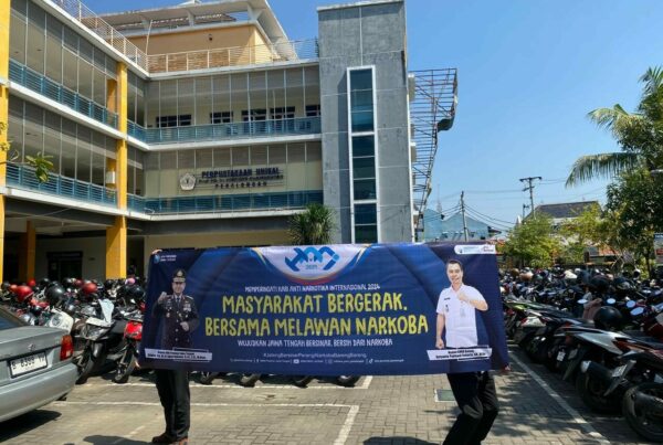 PARTISIPASI PEMASANGAN SPANDUK DI KAMPUS UNIKAL PARTISIPASI PEMASANGAN SPANDUK DI KAMPUS UNIKAL