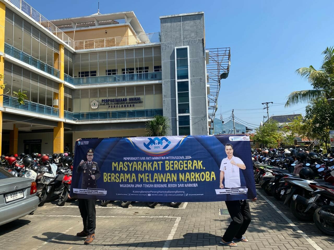 PARTISIPASI PEMASANGAN SPANDUK DI KAMPUS UNIKAL PARTISIPASI PEMASANGAN SPANDUK DI KAMPUS UNIKAL