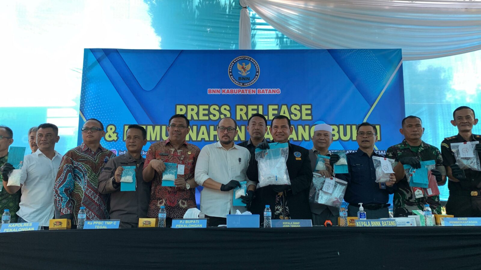 BNNP JATENG DAN BNNK BATANG UNGKAP PEREDARAN GELAP SABU SENILAI 1M BNNP JAWA TENGAH DAN BNNK BATANG UNGKAP PEREDARAN GELAP SABU SENILAI 1 M