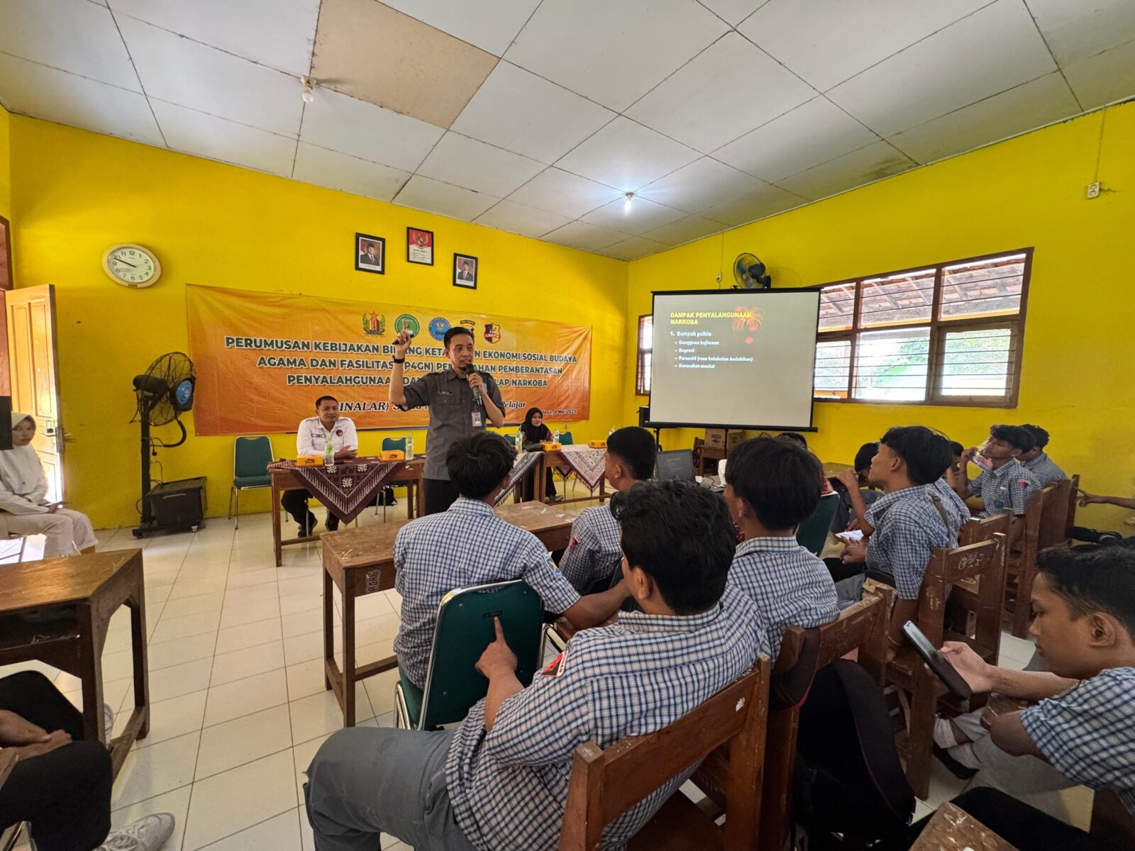 PELAJAR SMK YAPENDA 2 WIRADESA DIBEKALI ILMU PENGETAHUAN MENGENAI BAHAYA NARKOBA PELAJAR SMK YAPENDA 2 WIRADESA DIBEKALI ILMU PENGETAHUAN MENGENAI BAHAYA NARKOBA