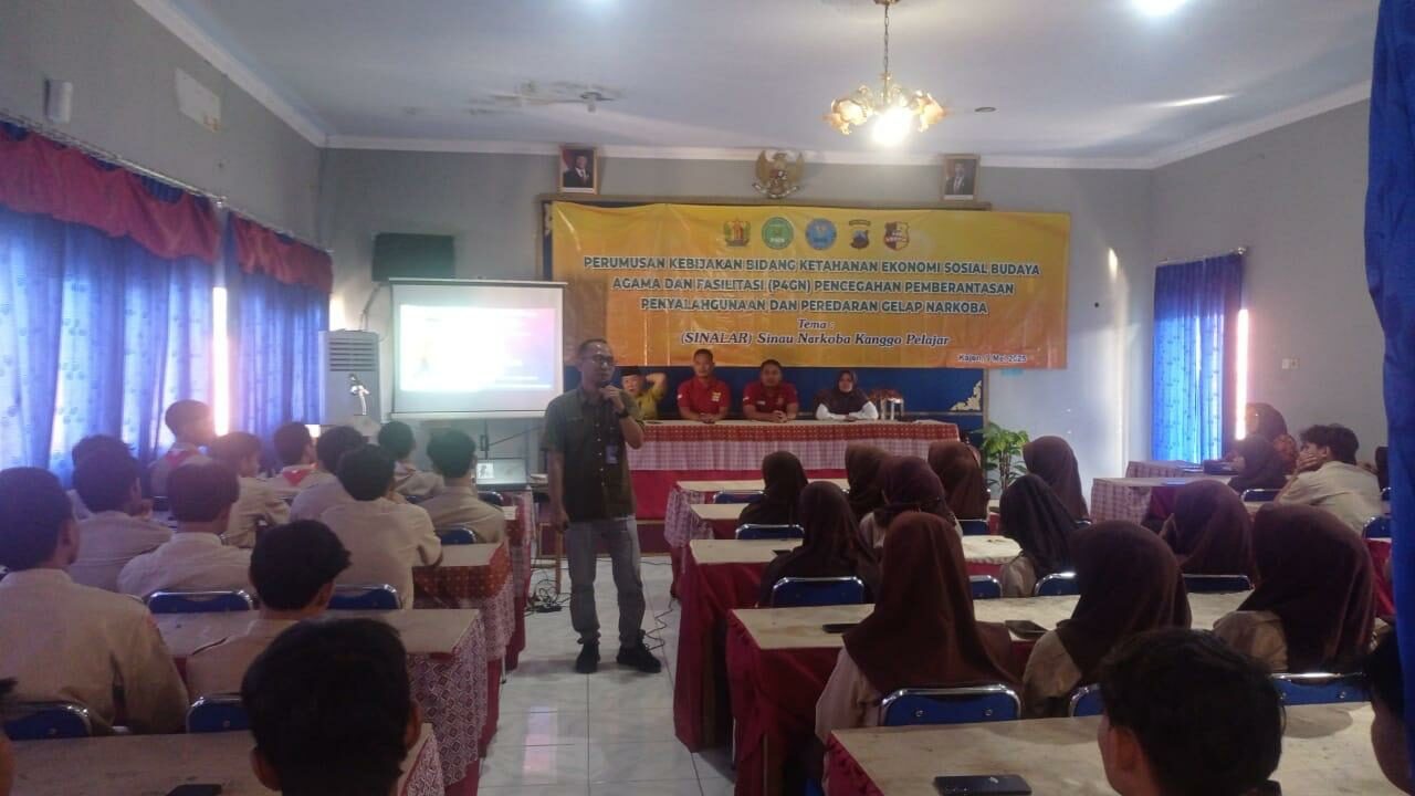 BNNK BATANG MEMBERIKAN PEMBEKALAN BAHAYA NARKOBA BAGI PELAJAR SMA PGRI KAJEN BNNK BATANG MEMBERIKAN PEMBEKALAN BAHAYA NARKOBA BAGI PELAJAR SMA PGRI KAJEN